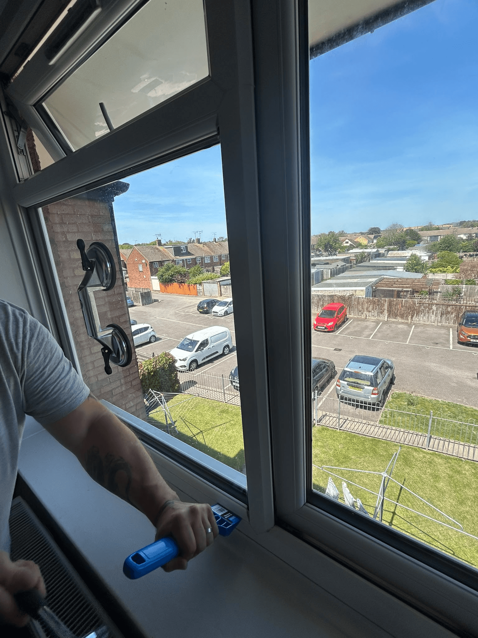Installer fitting uPVC window